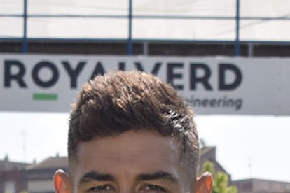 Eder Díez remata de cap en un partit en què tot just va intervenir.