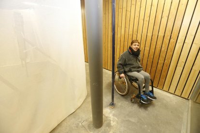 Dolors Gou y Ferran de la Casa deben vencer muchas dificultades para acceder al altillo del pabellón donde practican el tiro con arco.