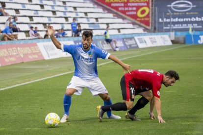 Eder Díez remata de cap en un partit en què tot just va intervenir.