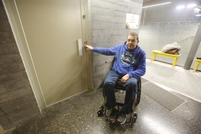 Dolors Gou y Ferran de la Casa deben vencer muchas dificultades para acceder al altillo del pabellón donde practican el tiro con arco.