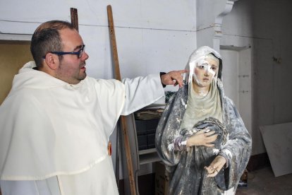 La comunitat religiosa de Sant Ramon, amb el sacerdot, monjos i novicis i el Crist recuperat.