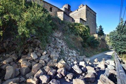 Es desprèn part de l’antiga muralla medieval de Torà