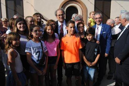 Una gran multitud de veïns van rebre ahir Torra al Poal.