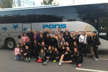 Les jugadores i els entrenadors de l’equip sub-17 del CF Pardinyes.