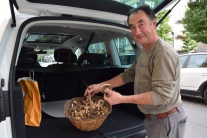 Una familia junto a su caravana en los alrededores del Estany d’Ivars i Vila-Sana.