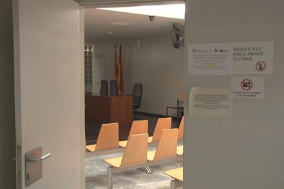 Sales buides i cartells que avisaven de la jornada de vaga, ahir als jutjats de Lleida.