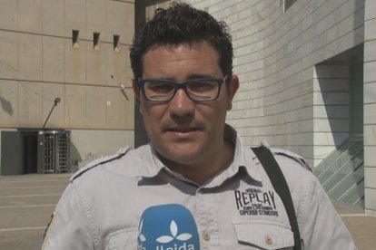 Sales buides i cartells que avisaven de la jornada de vaga, ahir als jutjats de Lleida.