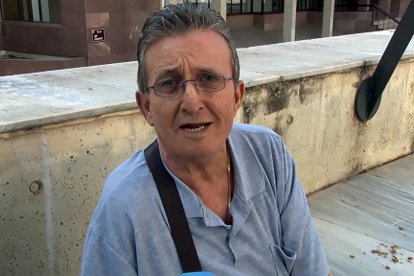 Sales buides i cartells que avisaven de la jornada de vaga, ahir als jutjats de Lleida.