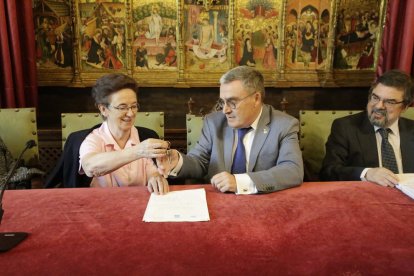 La superiora de la congregació va entregar les claus a l’alcalde.