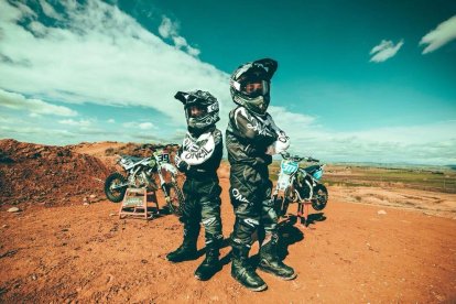 Jordi Arfelis, con sus hijos Aina y Dídac, y un primo de ellos, Guillem Riquelme Arfelis.