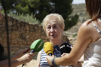 Vecinos y familiares de soldados, en la fosa del viejo cementerio.