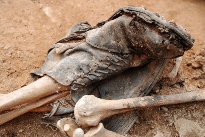 Vecinos y familiares de soldados, en la fosa del viejo cementerio.