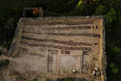 Vecinos y familiares de soldados, en la fosa del viejo cementerio.