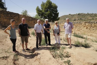 Vecinos y familiares de soldados, en la fosa del viejo cementerio.