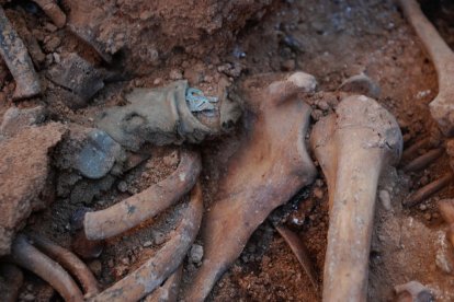 Vecinos y familiares de soldados, en la fosa del viejo cementerio.