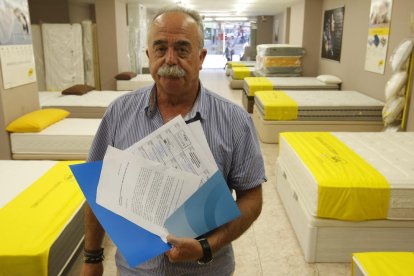 Un grup de nens juguen amb una pilota a la plaça Pau Casals, ahir a la tarda.