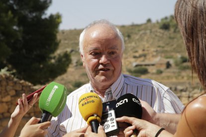 Vecinos y familiares de soldados, en la fosa del viejo cementerio.