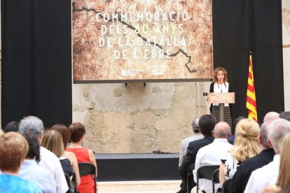 Vecinos y familiares de soldados, en la fosa del viejo cementerio.