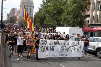 La marxa va arrancar a Ricard Viñes i va acabar al costat del CAP de Cappont. A la imatge, a l’altura del pont de la Universitat.