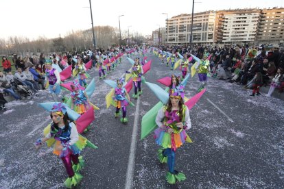 Les comparses van creuar el pont Vell a ritme de música.
