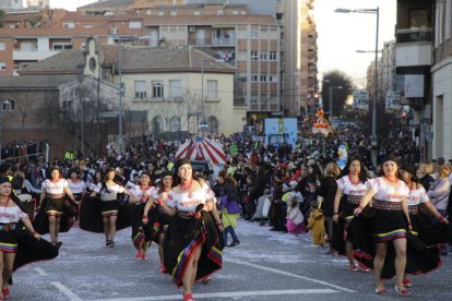 Les comparses van creuar el pont Vell a ritme de música.