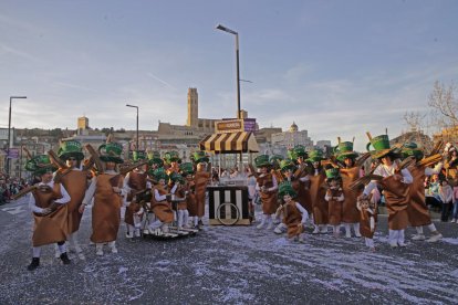 Les comparses van creuar el pont Vell a ritme de música.