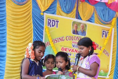 Representantes de la fundación y una de las familias beneficiarias durante la ceremonia de inauguración de la colonia en septiembre.