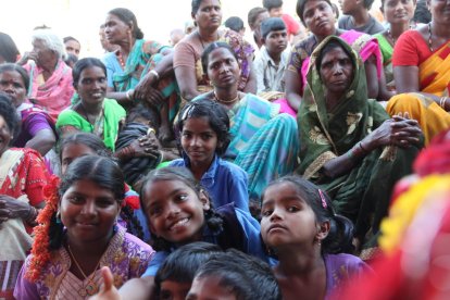Representantes de la fundación y una de las familias beneficiarias durante la ceremonia de inauguración de la colonia en septiembre.