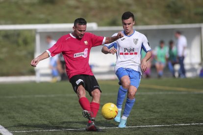 Un jugador del Mollerussa controla el esférico ante la presión de un jugador del Santboià.