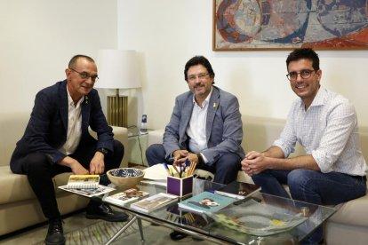 Imatge de l’interior de l’estació, al vestíbul, on usuaris esperaven ahir o compraven els bitllets.