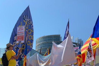 Foto aèria del pont on es van concentrar els manifestants convocats sota el lema “Omplim Estrasburg” en defensa dels drets dels tres líders indepen-dentistes.