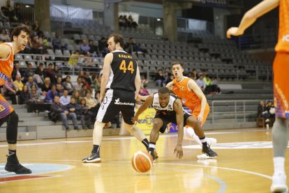 Tim Derksen bota el balón ante Dmitry Flis, que jugó en el Lleida Bàsquet y ayer fue una pesadilla para el Actel Lleida.