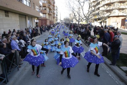 Petits i grans van gaudir la desfilada de carrosses i comparses, que aquest any va arribar a la 64 edició.