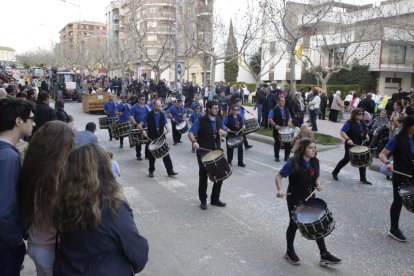 Petits i grans van gaudir la desfilada de carrosses i comparses, que aquest any va arribar a la 64 edició.