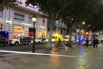 Mor una noia de 14 anys en caure pel pati interior d'un edifici a Lleida