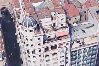 Edifici - El tràgic accident es va produir al número 31 de l’avinguda Francesc Macià. La nena es va precipitar al buit després de trencar-se una claraboia.