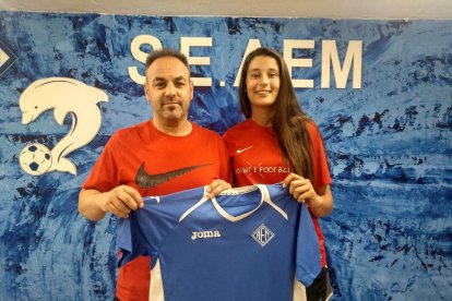 Inés Faddi y Patricia Teixidó, con la camiseta del AEM.