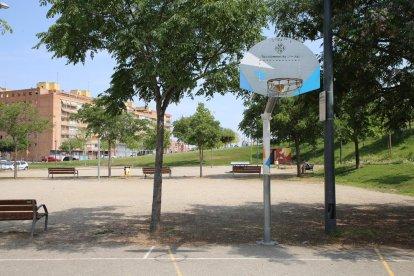 Imatge de la porteria de ferro antivandàlica sense part dels barrots.