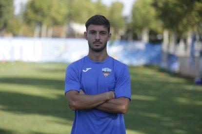 Fernando Cano és frenat per un defensa del Badalona dins de l’àrea, en una acció atacant del Lleida.