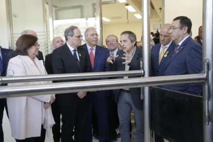 Las autoridades, escuchando las explicaciones del subdirector de Veterinaria, Joaquim Balcells.