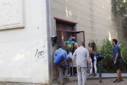Un grup de temporers entra a l’Antorxa per utilitzar el servei de dutxes i consigna al cap de pocs minuts que el pavelló obrís.