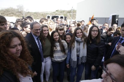 Las autoridades, escuchando las explicaciones del subdirector de Veterinaria, Joaquim Balcells.