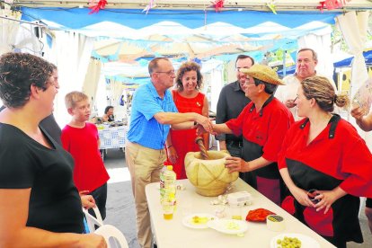 Cantada de habaneras en la plaza de la Llotja que puso punto y final a los actos festivos del barrio.
