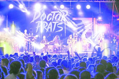 Cantada de habaneras en la plaza de la Llotja que puso punto y final a los actos festivos del barrio.