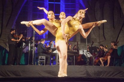 El sindicat es va omplir amb més de 400 persones i totes les entrades es van esgotar en un dia i mig. El muntatge ‘Bachendansa’ va arrancar l’ovació del públic.