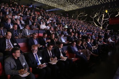 Els participants del congrés utilitzant els mòbils per votar a preguntes de l’organització.