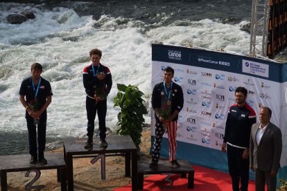 Dane Jackson, que era el vigente campeón mundial de canoa cerrada, se vio sorprendido en la final y se tuvo que conformar con la plata.