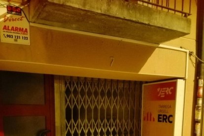 Imagen del aspecto de la sede del PDeCAT en Balaguer tras la protesta.