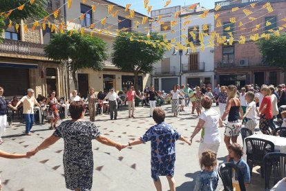 Los niños de Castelldans se lo pasaron en grande con las cucañas. A la derecha, el periodista Lluís Caelles abriendo las fiestas de Tremp.