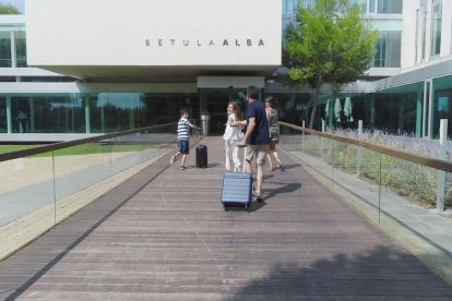 De arriba a abajo y de izquierda a derecha, localizaciones leridanas en el clip: Betula Alba, Finca Prats, vista a la Seu Vella, gimnasio Ekke, Biloba y edificio de Fincas Farré.